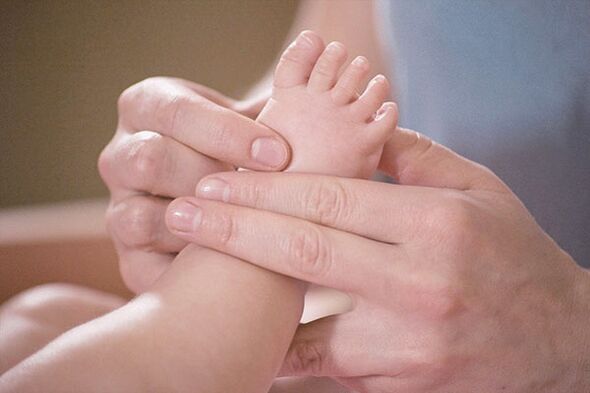 massaggio per alluce valgo in un bambino